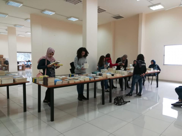 معرض مكتبة لكل طالب تحط في الجامعة اللبنانية، كلية الاداب-صيدا لمدة ٣ ايام.